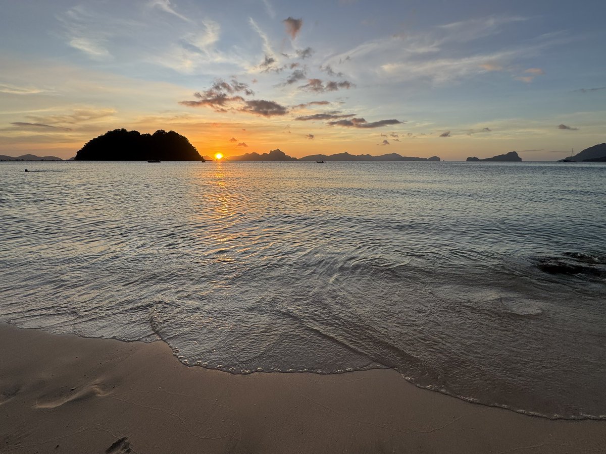 Tacosplosion1's tweet photo. @laurawolff Looks like El Nido. https://t.co/GjZTdvhH8m