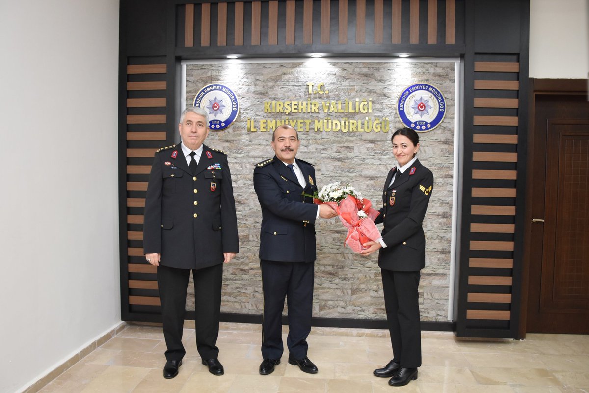 kirsehrjandarma's tweet photo. Daima birlikte, daima yan yana!
İl Jandarma Komutanımız J.Alb. Ahmet YILDIRIM ve beraberindeki personelimizce, Kırşehir İl Emniyet Müdürü Erdoğan Kartal ve PMYO Müdürü Erdem EYLENEN'i  ziyaret ederek Türk Polis Teşkilatının 180. kuruluş yıldönümünü kutladık. https://t.co/52ojWDSZRP