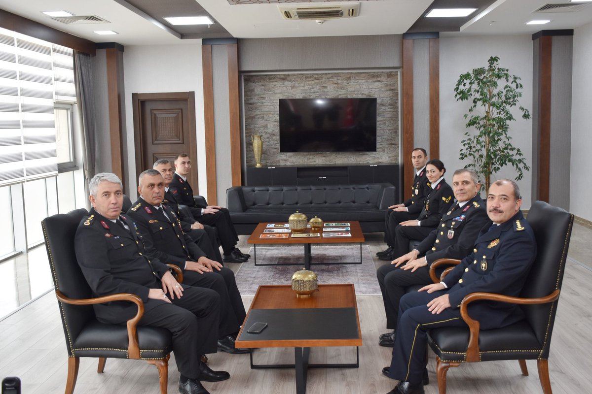 kirsehrjandarma's tweet photo. Daima birlikte, daima yan yana!
İl Jandarma Komutanımız J.Alb. Ahmet YILDIRIM ve beraberindeki personelimizce, Kırşehir İl Emniyet Müdürü Erdoğan Kartal ve PMYO Müdürü Erdem EYLENEN'i  ziyaret ederek Türk Polis Teşkilatının 180. kuruluş yıldönümünü kutladık. https://t.co/52ojWDSZRP