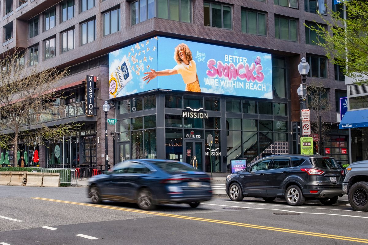 BRappy55's tweet image. @LesserEvilSnack is live in D.C. (these beauties are in The Navy Yard outside Nationals Ballpark)
Love this brand. Love their creative.
#OOH