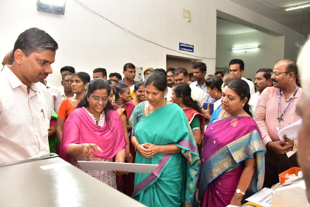 KanimozhiDMK's tweet photo. தூத்துக்குடி மாவட்டம் கோவில்பட்டியிலுள்ள நகராட்சி அலுவலகக் கூட்டரங்கத்தில், கிராமப்புற செவிலியர்களுக்கான மருத்துவ உபகரணங்கள் வழங்கினேன். மேலும் ஆதிதிராவிடர் மற்றும் பழங்குடியினர் நலத்துறை சார்பாக 61 பயனாளிகளுக்கு ரூ.45.75 இலட்சம்  மதிப்பில் நத்தம் இணையவழி பட்டாக்களையும் வழங்கி மகிழ்ந்தேன்.

இந்நிகழ்வில் அமைச்சர் திருமிகு. @geethajeevandmk, விளாத்திகுளம் சட்டமன்ற உறுப்பினர் திரு. @mlavilathikulam, மாவட்ட ஆட்சியர் திரு. க.இளம்பகவத், மேயர் திரு. @Jeganperiyasami, கூடுதல் ஆட்சியர் திருமிகு. ஐஸ்வர்யா மற்றும் பலர் உடனிருந்தனர்.