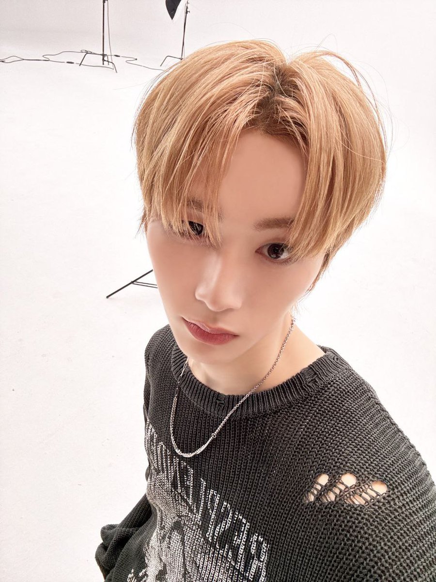 hantaesuan's tweet photo. Spring has sprung, and I’m here for it with the WEGO 2025 Spring Collection! Rocking this cozy yet edgy ripped sweater that’s giving me all the cool-kid energy. The studio setup was a blast to work with—those lights really make the fit pop! What do you think of this look? https://t.co/AZA5tqKEfG