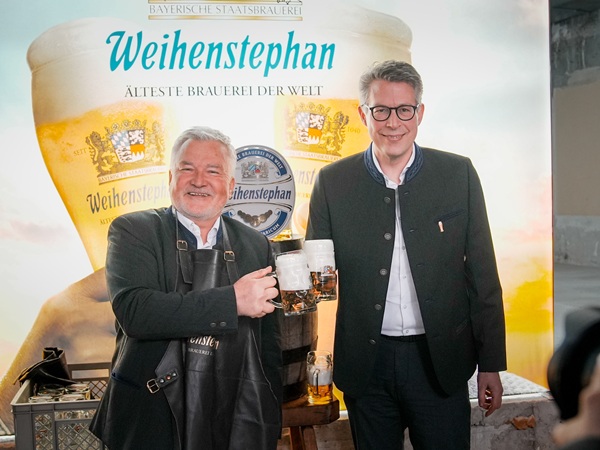 bara_bier's tweet photo. I början av nästa år öppnar #Weihenstephan en restaurang på #Platzl i #München historiska centrum. Nu söker det statsägda bryggeriet efter en krögare som vill driva verksamheten. #Tyskland #öl #Bayern #Hofbräuhaus #Ayinger #helles #hefeweizen
https://t.co/7wDa9e70h4 https://t.co/2FSWtLTZQV