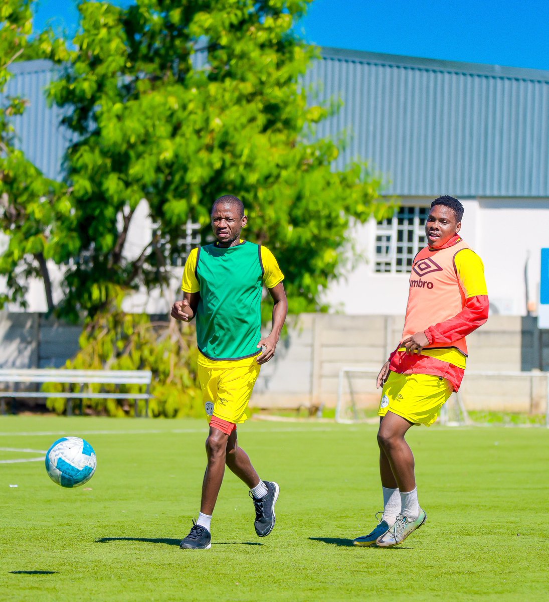 CentreChiefsFC's tweet photo. In today’s episode of the recovery session, you gotta love this club man. 💦
#MagosiMaaparankwe
#TodaysTraining https://t.co/LdUTz1xUaM