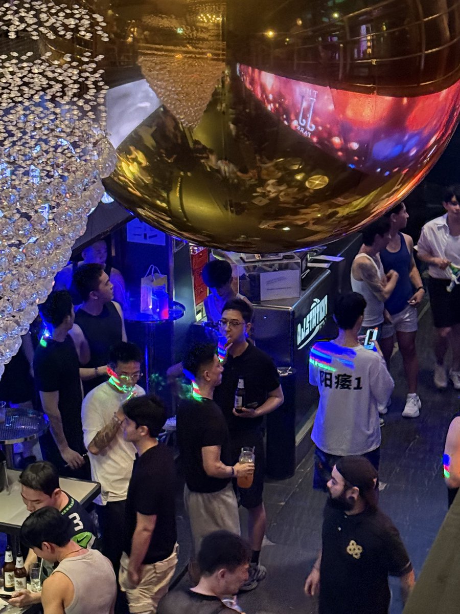 woyaozou's tweet photo. 曼谷DJ Station惊现阳痿1！
还是同志玩的花😄 
#曼谷 #DJstation #gay #曼谷gay #泰国gay #泰国阳痿 https://t.co/M9TQNjezxG