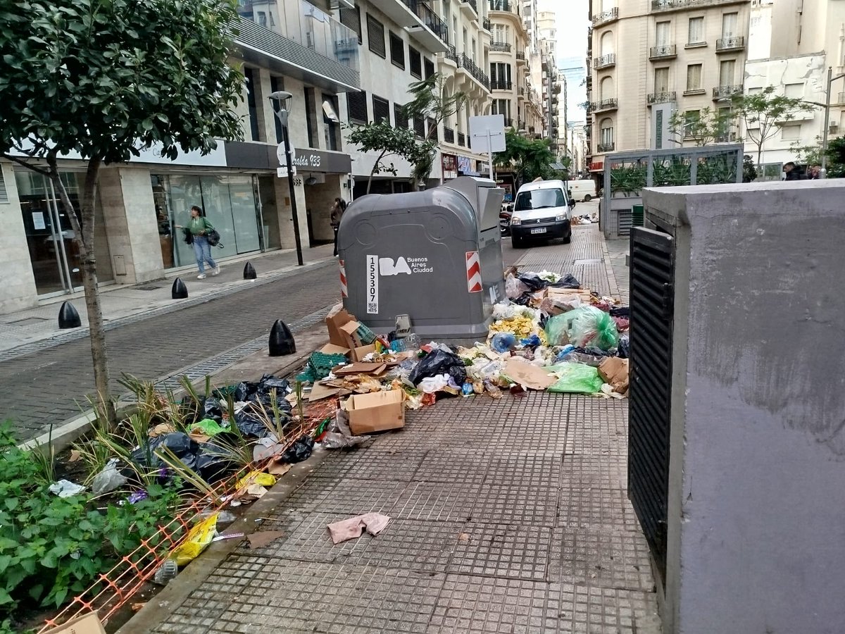 yo_demando_'s tweet photo. 📢Fotos de Vecinos indignados con el paro: 
Claro, el país que no queremos de paro. La casta sindical en su máxima expresión. 
Esto es lo que pasa si no hay recolección. #ParoGeneral 

@JonatanViale @edufeiok @luisnovaresio @majulluis 
@HoracioCabak @LuisGasulla 
@guadavazquez https://t.co/ESToxEA0zB