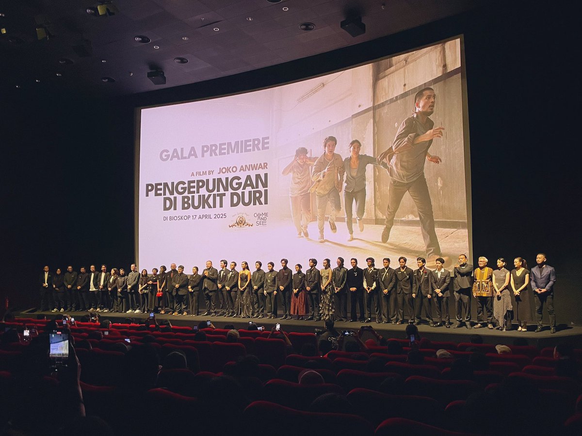 Selamat <a href="/jokoanwar/">Joko Anwar</a> untuk gala premiere "Pengepungan di Bukit Duri".

Jika kelak perubahan terpaksa dilakukan dari jalanan (karena semua diabaikan dan direpresi), arahkan energi itu ke atas. Jangan ke samping.