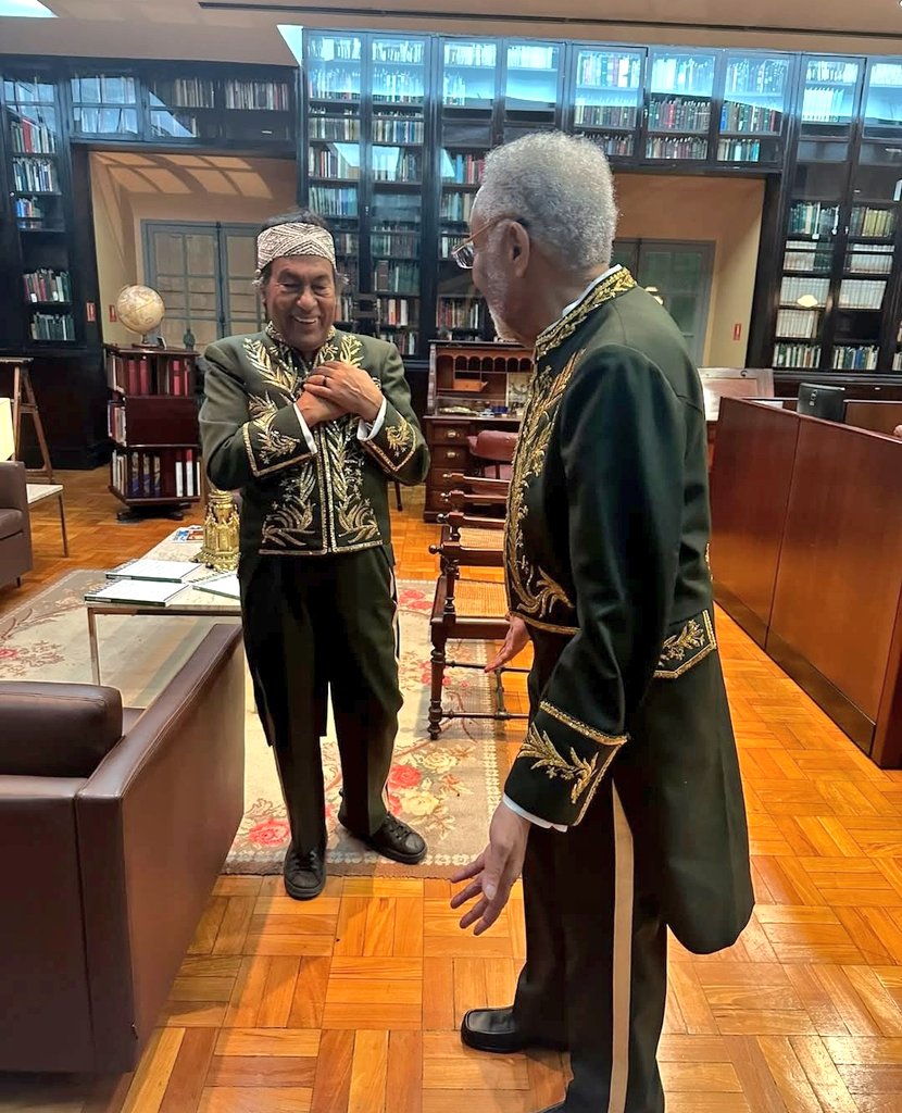 EMOÇÃO! 🚨 Gilberto Gil e Ailton Krenak, ontem, em sessão da Academia Brasileira de Letras - ABL! ♥️