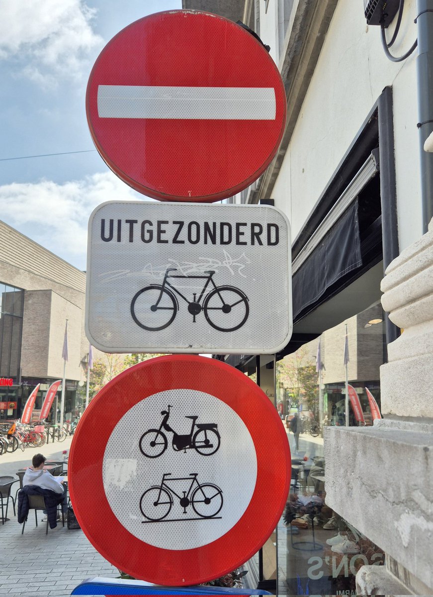 Verkeersregels in België. Verboden in te rijden, behalve voor fietsers - die er niet mogen. Ik ben toch maar gaan lopen.