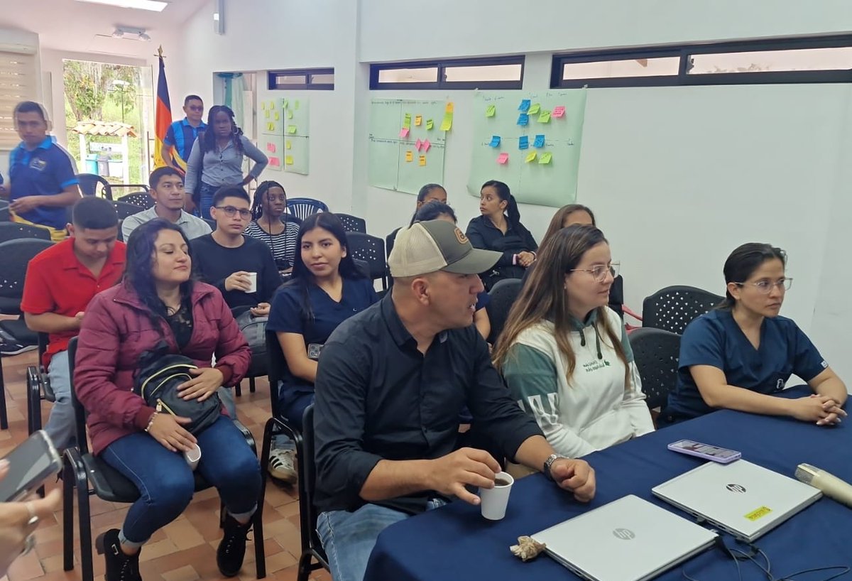 diegovelasco796's tweet photo. @ElOIRdelaRegion 🚀#SISSUZonaCentroSur El equipo SISSU del #CEAD Popayán, se articula en el segundo día de despliegue de la ZCSUR "Consolidando la reticularidad 2025", en compañia de estudiantes, egresados y docentes.👊💪 @ElOIRdelaRegion https://t.co/nwWXspjpbE