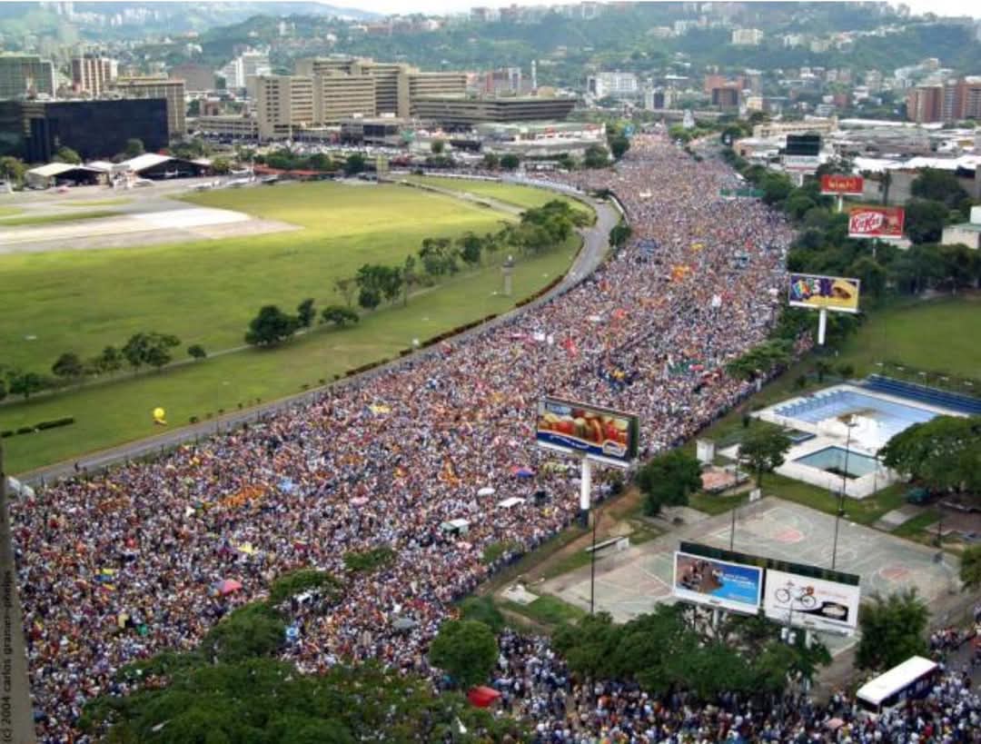 Luisrgrb65's tweet photo. Hoy hace 22 años de esta marcha decisiva, irrepetible e imperdonablemente desperdiciada. ¡Qué caro hemos pagado ese error! https://t.co/aR9VbEsw2K