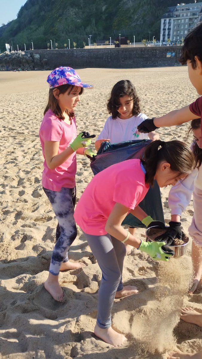 MRE_Eskola's tweet photo. Gaur hondartza garbitu dugu! LH4, LH5 eta LH6 taldeen artean, Zurriolako hondartza garbitu dugu, Surfrider fundazioak eman digun materialaren laguntzarekin. Horretarako, eskularruak, iragazkiak, zakuak eta poltsak erabili ditugu.

#hondartzagarbiak #agenda30 #MRE #egia #LH https://t.co/a9vRctZpvO