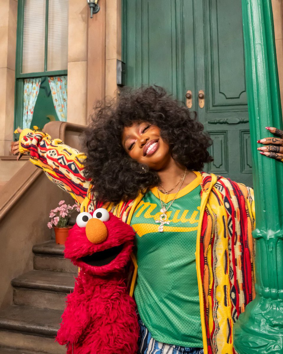 SZA &amp; Elmo stun in new photo.