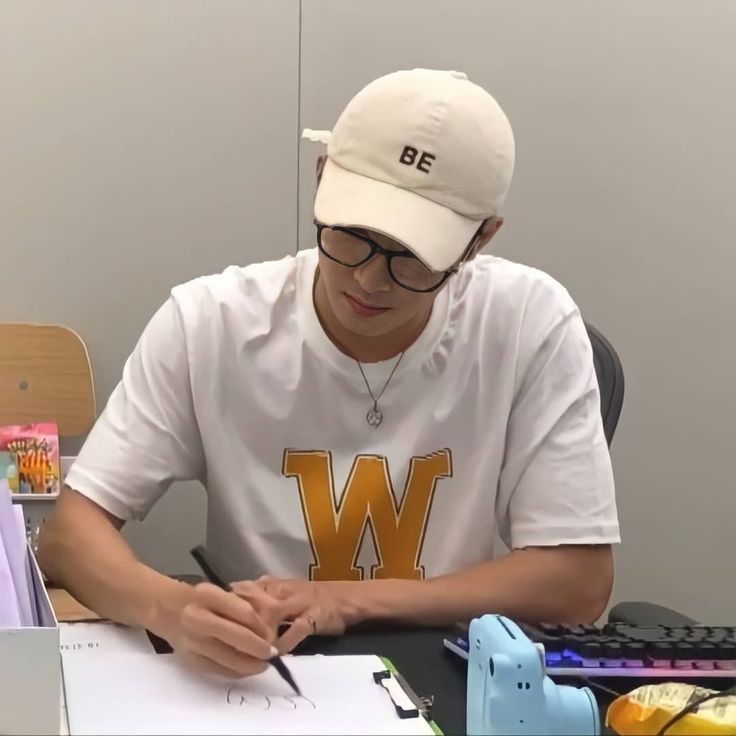 minwoncard's tweet photo. there's really no use of mingyu asking wonwoo to pay for their shared closet bcs they are definitely sharing the same clothes https://t.co/5CCD3YQ9lg