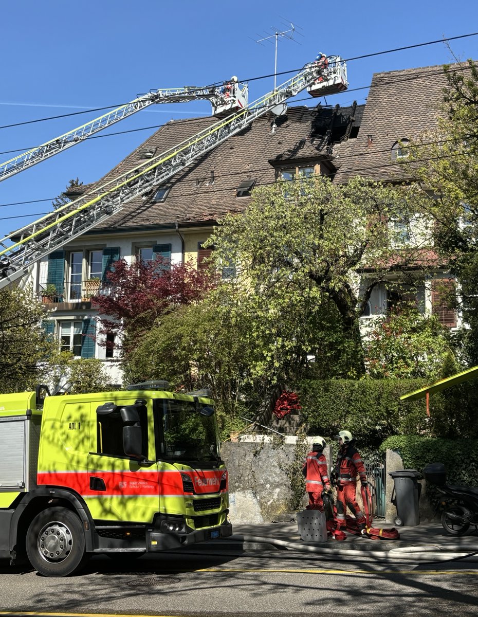 Feuer ausgebrochen in #Zürich im Kreis 6. Die Feuerwehr konnte den #Brand rasch unter Kontrolle bringen und löschen. Zwei Personen durch die Sanität medizinisch untersucht. Eine Person hospitalisiert. Zur Medienmitteilung: bit.ly/3RIYlPC