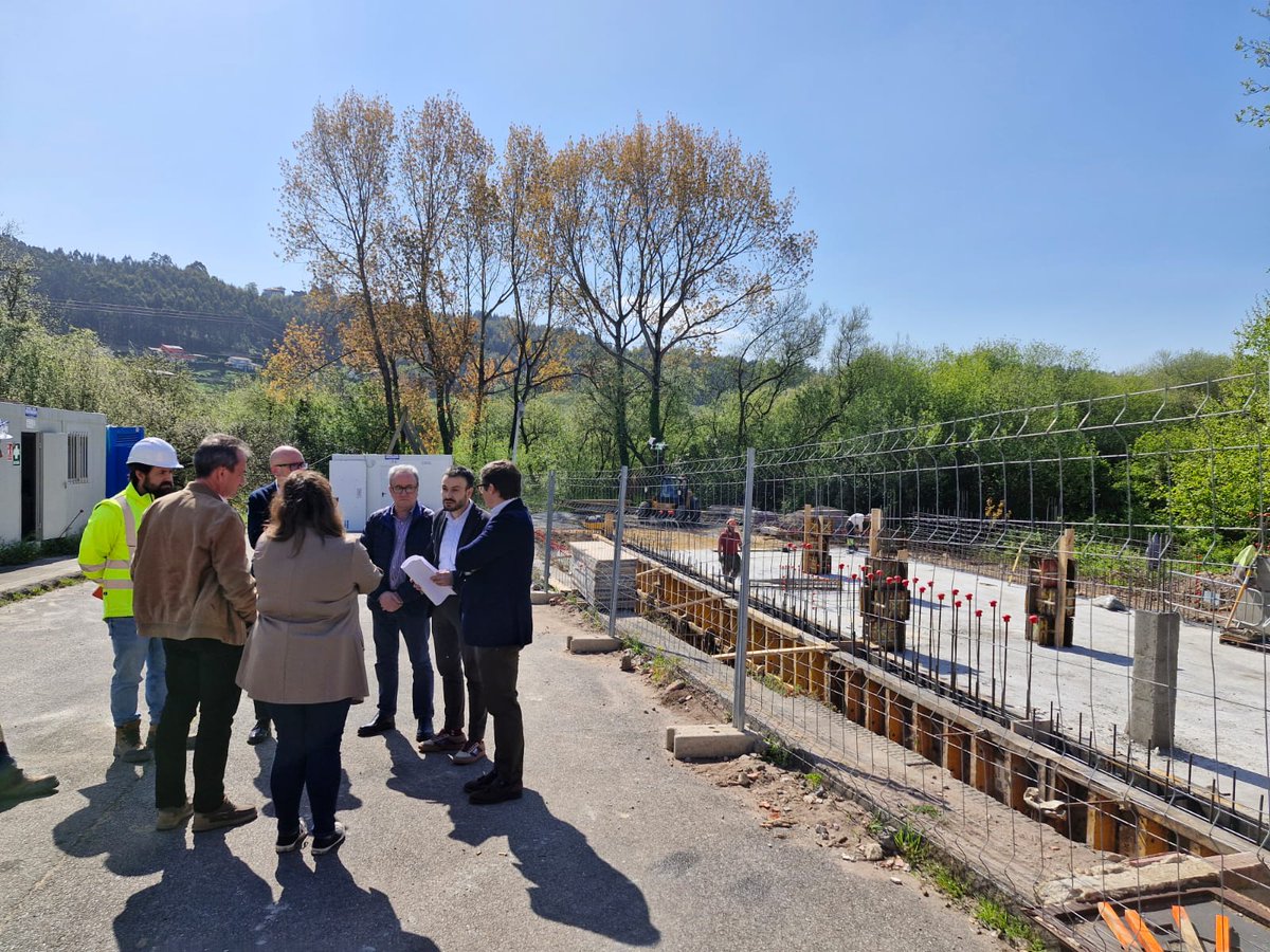 🏗 El consejero <a href="/ovizapico/">Ovidio Zapico</a> y el DG de Vivienda, Daniel Sánchez, visitan junto a la teniente de alcalde del <a href="/AytoSdB/">Ayuntamiento Soto del Barco</a>, Aroa Gutierrez, las obras de construcción de 12 viviendas de alquiler asequible en L'Arena.
➡️ 3 millones de euros de inversión.
➡️ plazo de ejecución de 16 meses.