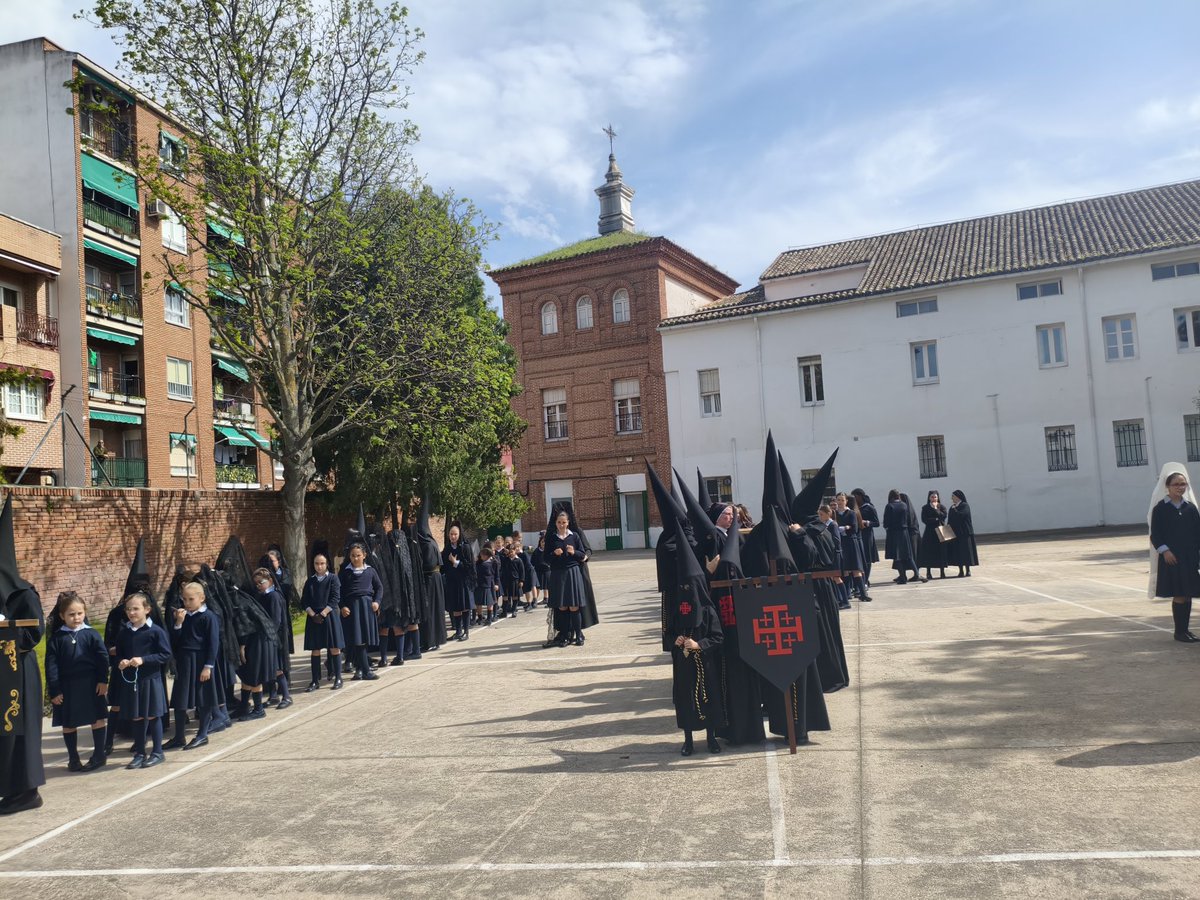 En el <a href="/onstalavera/">Compañía de María</a> ha tenido lugar una procesión con las imágenes de la Flagelación, la Sentencia, el Nazareno, el Cristo de la Espina, la Dolorosa, el Santo Sepulcro y la Resurrección para que las alumnas del colegio conozcan la realidad cofrade.
