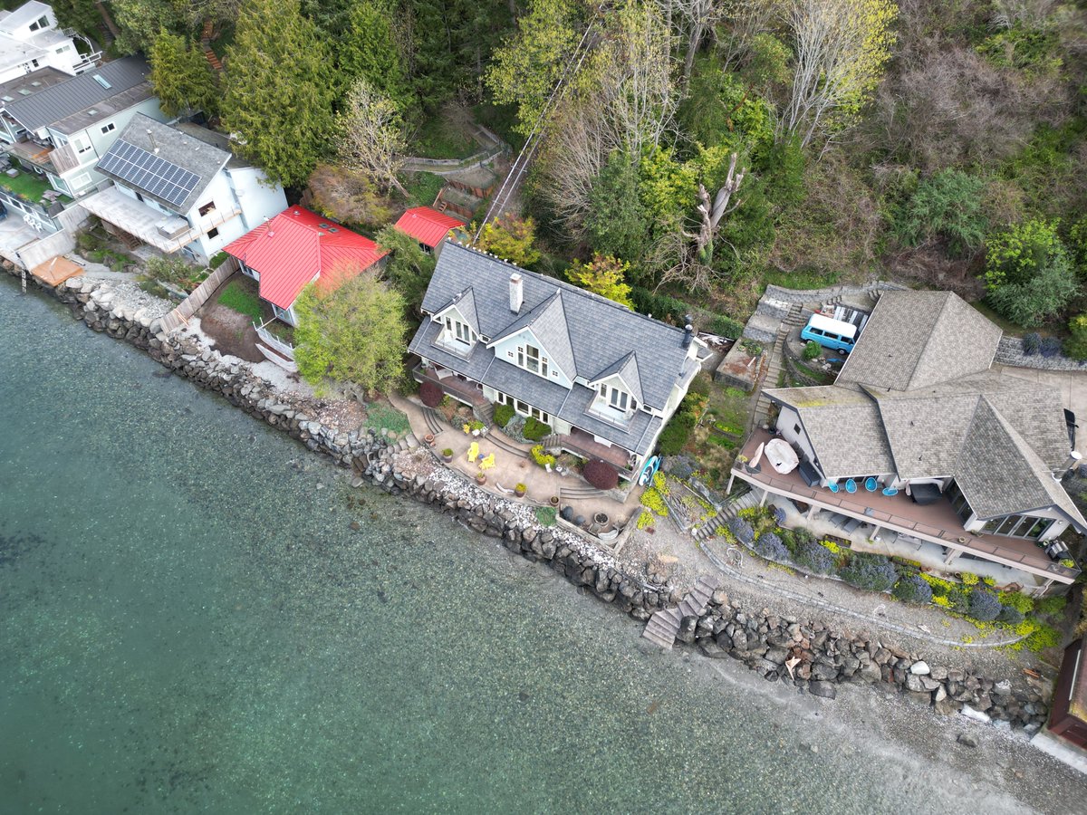 ThreeTreeRoof's tweet photo. This new @DaVinciRoof  on the Burien, Washington waterfront turned out awesome! 🏠🔥
✅ 50-year material warranty
✅ 25-year workmanship warranty
✅ Stunning Appearance
✅ Outstanding performance
What more could you want? 😎
 #davinciroofscapes #newroof #burien #seattle #roofers https://t.co/lFSygFy26a