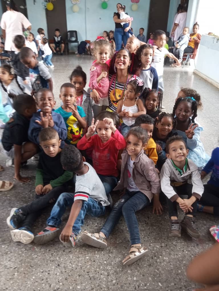 Hoy, en el aniversario de los círculos infantiles, los jóvenes de <a href="/ETECSA_Cuba/">ETECSA</a> DTESTE celebraron junto a los niños del Círculo Infantil Luanda de Alamar, su fiesta de cumpleaños donde una de nuestras jóvenes se vistió de payasita e hizo reír a niños y mayores.
#CubaPorLaVida