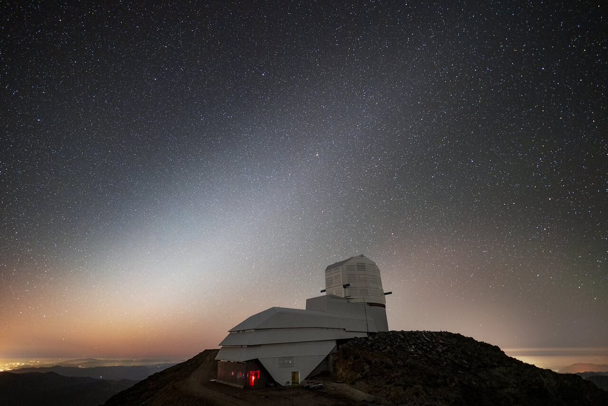 AURAinChile's tweet photo. ✨Apreciemos la Luz Zodiacal sobre @VRubinObs 
Este fenómeno es producto de la luz solar dispersada por el polvo interplanetario en el Sistema Solar. Se ve hacia el oeste después de la puesta de Sol, o hacia el este, antes del amanecer. 
📷H. Stockebrand https://t.co/mn0SZLrrRP