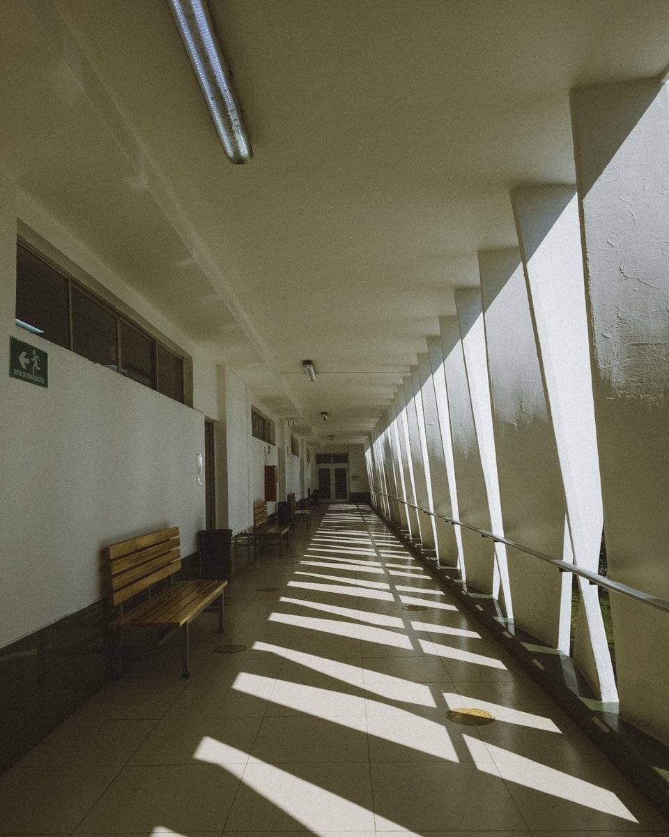FIME_Oficial's tweet photo. 🌓 La luz y la sombra juegan a través del pasillo, creando una sinfonía visual que solo unos ojos atentos pueden capturar. Tomada por un Fotógrafo Anónimo 👤 #FIMEpic

#TodosSomosFIME
#ViveLaFIME
#photography https://t.co/QE6XfOsrHF