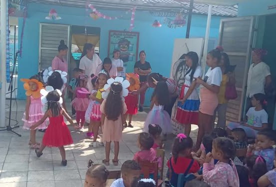 CirculoAlmeida's tweet photo. #LaPrimeraInfanciaImporta Felicidades a los trabajadores de los círculos infantiles en el #64Aniversario @FrenteDme  @dpestgo @BeatrizJUrrutia  @hechavarr4 @RaulSamon @barreto_nt #SantiagodeCuba  #TercerFrente https://t.co/IPTxMHT9Ip