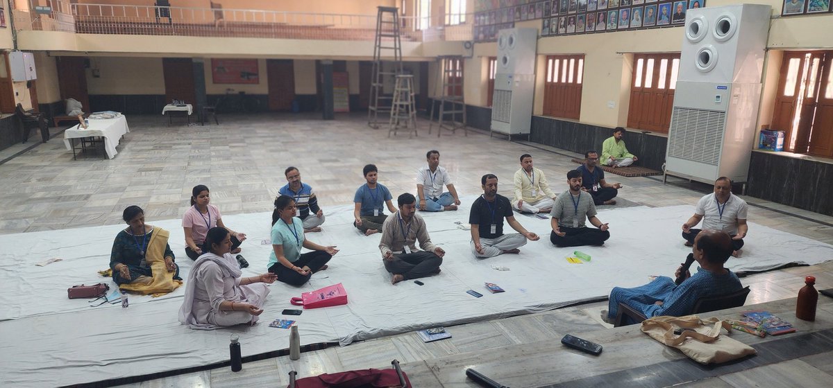 narinder_mohan's tweet image. Started @ArtofLiving #HappinessProgram at Sanatan Dharam Mandir in Hapur today.