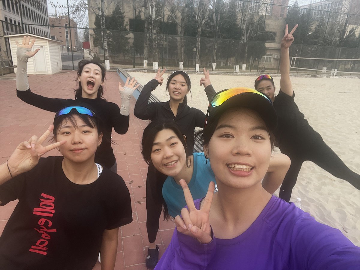 Tsinghua_Uni's tweet image. Want a #healthier lifestyle? Join our women’s #volleyball team! Under the guidance of the coach, they have gone from humble beginnings in the 1930s to dominating in both regional &amp;amp; national competitions. Come &amp;amp; be part of their journey to spread the #NoSportsNoTsinghua spirit!