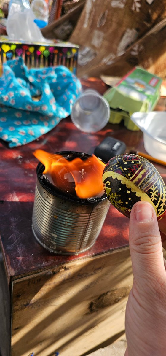 Минулої весни на ротації, між евакуаціями загиблих та поранених, я писала писанки.
Мені хотілося створити щось, що буде памʼяттю про ті часи.

Ми сиділи в умовному тилу - 7 км до русні, вже не передок, але не дуже спокій. 
На вулиці було вже тепло, тому між хатою і огорожею ми