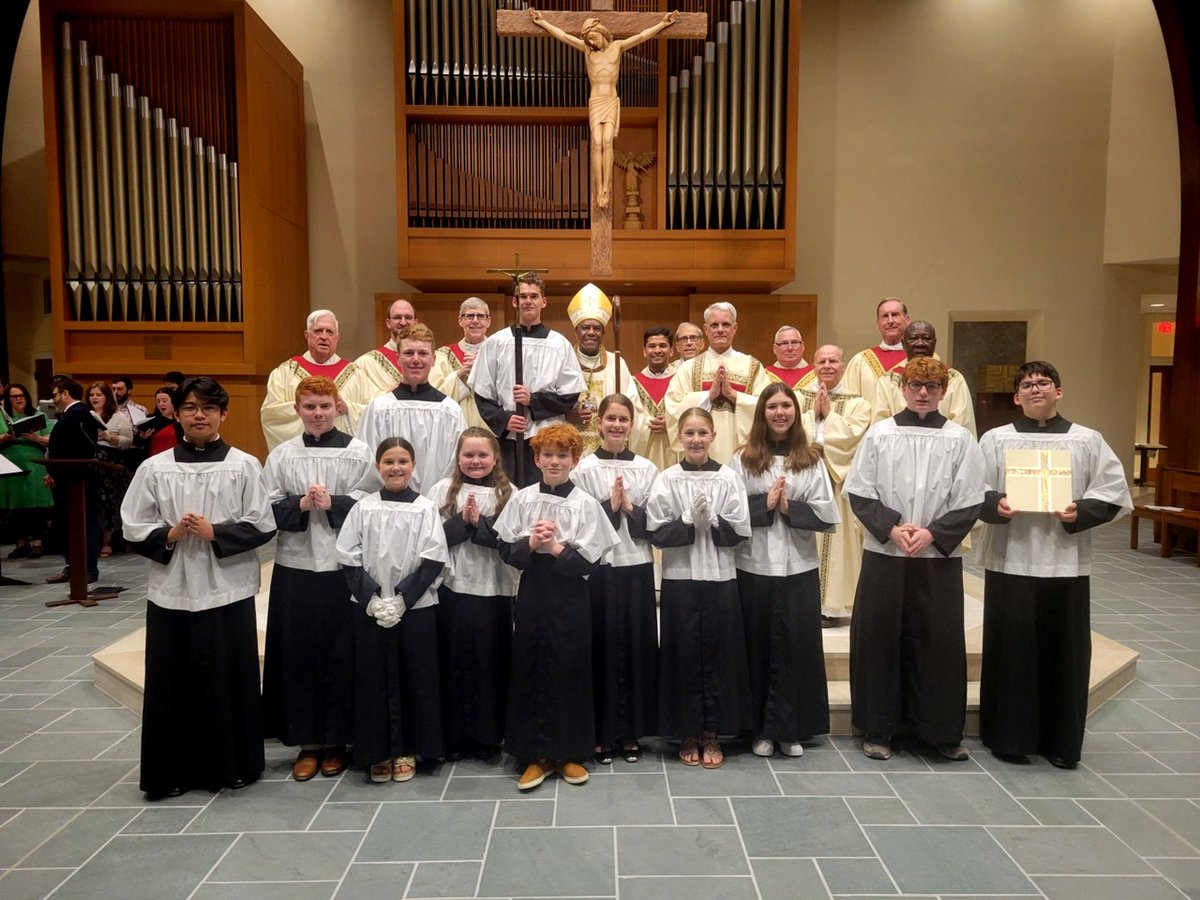 DioceseChas's tweet photo. On Tuesday night, Bishop Jacques Fabre-Jeune, CS, blessed Christ Our King and their newly renovated church, marking a joyous occasion for the community as they gathered to celebrate this beautiful transformation.

#romancatholic #catholicchurch #christourking #churchrenovation https://t.co/nxJLIXbpDd