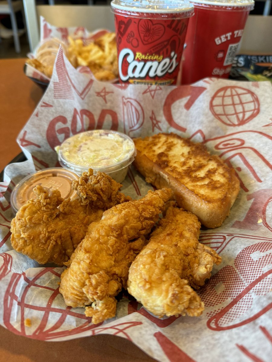 ms_thompson007's tweet image. Huge SHOUT-OUT to @raisingcanes for offering FREE MEALS to activity sponsors & bus drivers! Getting ready for a great conference!! @NebraskaFBLA @srchuskies