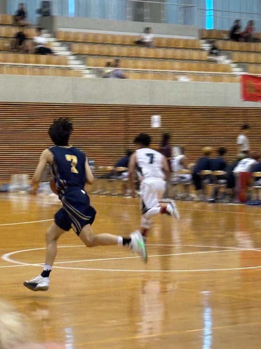 torimedbasket's tweet photo. 部員紹介⑪
新M5 ダイドウタケハル
背番号7
境港出身
鳥大の絶対的エースであり個人では西日本最強である。尋常じゃない速度の持ち主で速攻ではセーフティすら置き去りにする。他校にもファンが多く、大会で一緒に歩くとすれ違いざまに｢鳥大のエースだ｣って顔で見られ虎の威を借る体験ができる。 https://t.co/LxZKVp8CGK