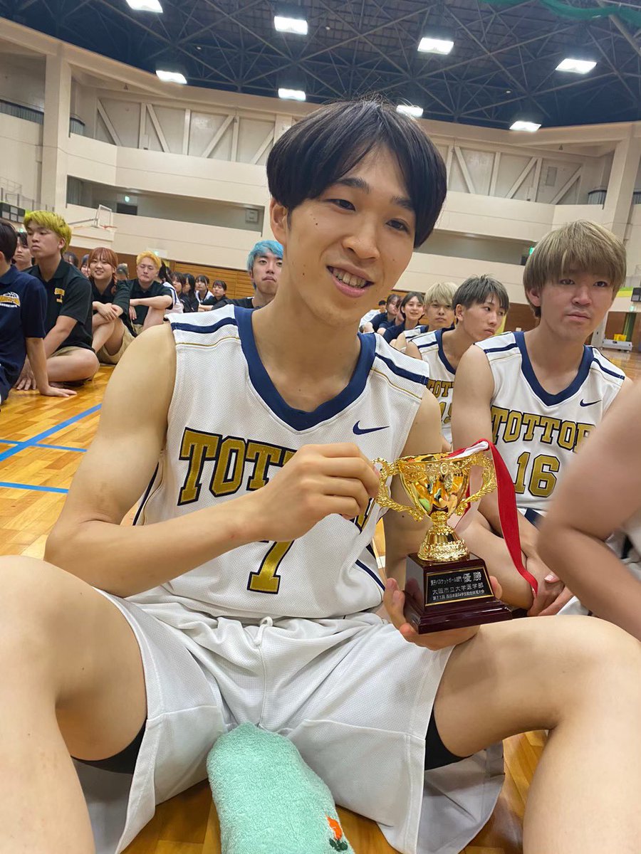 torimedbasket's tweet photo. 部員紹介⑪
新M5 ダイドウタケハル
背番号7
境港出身
鳥大の絶対的エースであり個人では西日本最強である。尋常じゃない速度の持ち主で速攻ではセーフティすら置き去りにする。他校にもファンが多く、大会で一緒に歩くとすれ違いざまに｢鳥大のエースだ｣って顔で見られ虎の威を借る体験ができる。 https://t.co/LxZKVp8CGK