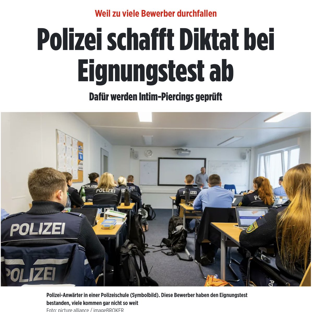 Die Polizei schafft das Diktat ab.
Warum? Weil zu viele Bewerber an der deutschen Sprache scheitern.

Stell dir vor, du rufst die Polizei – und der Beamte versteht dich nicht.
Aber den Täter schon.

Das ist kein schlechter Witz. Das ist Realität.
Deutschlands Selbstaufgabe ist