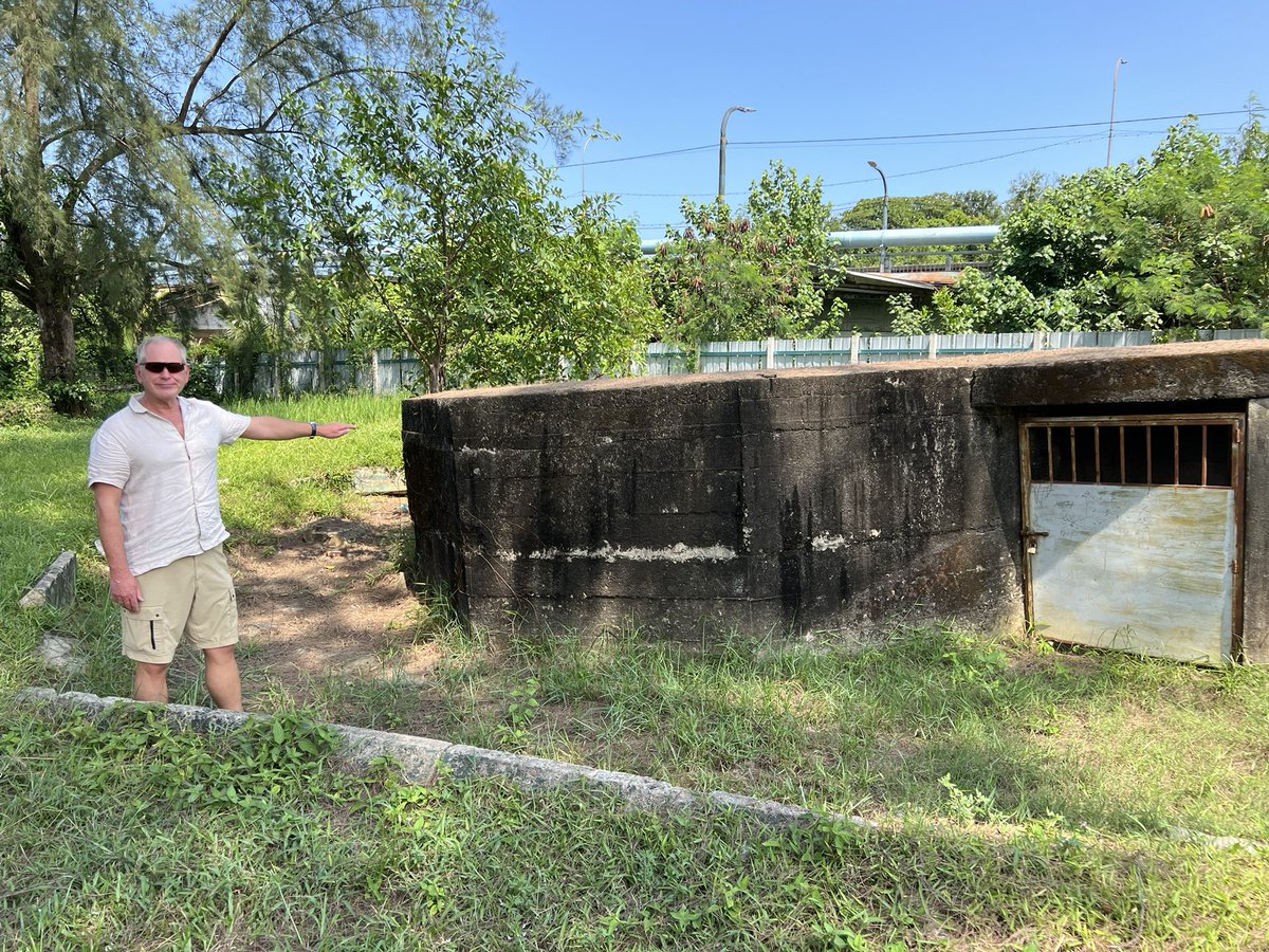 MalayaSingapore's tweet photo. Spent considerable time looking for the old ferry point between East & West Kuantan where the men and equipment of 5/11 Sikhs & 2/18 Royal Garhwal Rifles of the 22nd Indian Brigade withdrew over the Kuantan River to Jerantut on 03/01/42
A building site now, I blagged my way in.
I asked again “Kubu British” and the workers led me to the pillbox defending the ferry point.