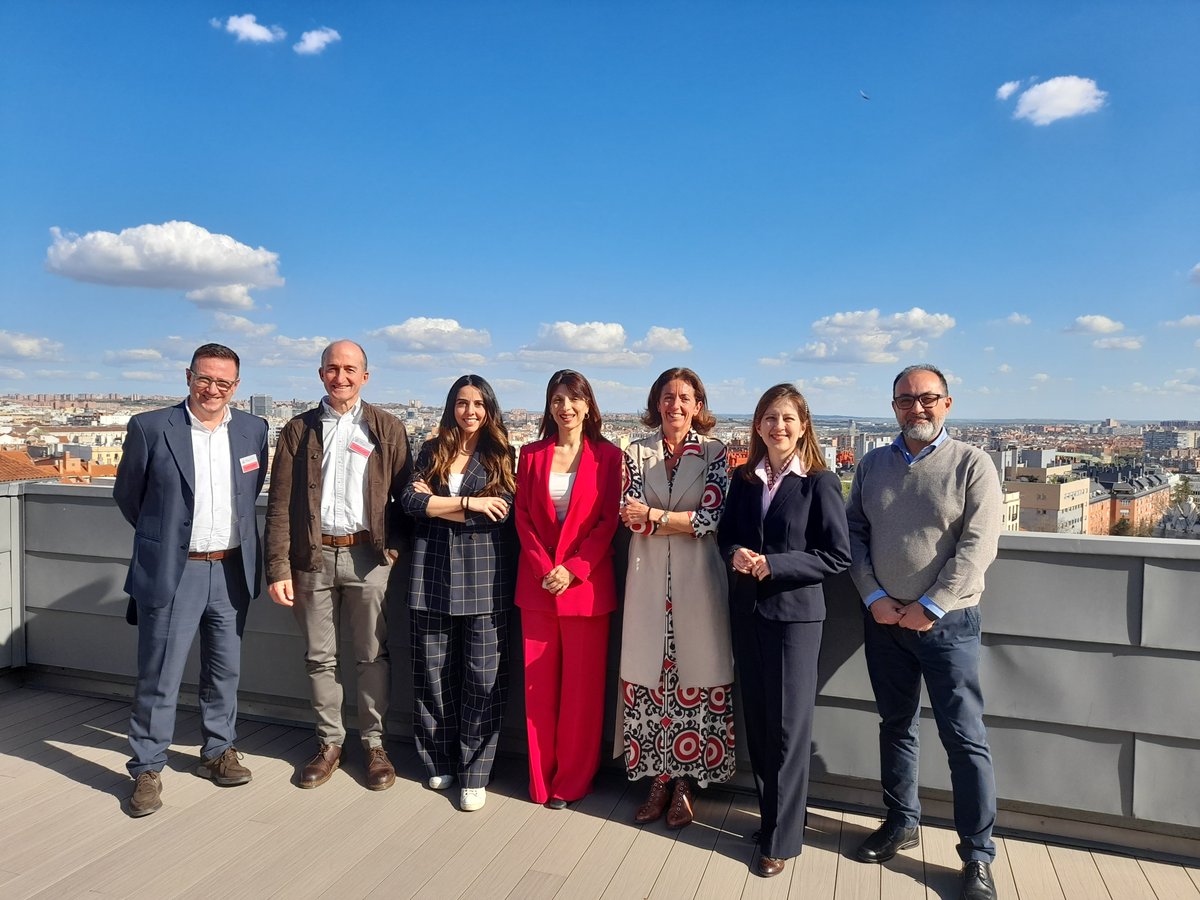 🚜 Impulso al ecosistema AgriFood Tech

Este lunes, el grupo de trabajo AgriFood Tech de <a href="/AMETIC_es/">AMETIC</a>, liderado por José Luis Molina Zamora, se reunió con <a href="/Isabelbombal1/">Isabel Bombal Diaz</a>, directora general de Desarrollo Rural del @mapagob, y otros expertos para analizar los mecanismos que