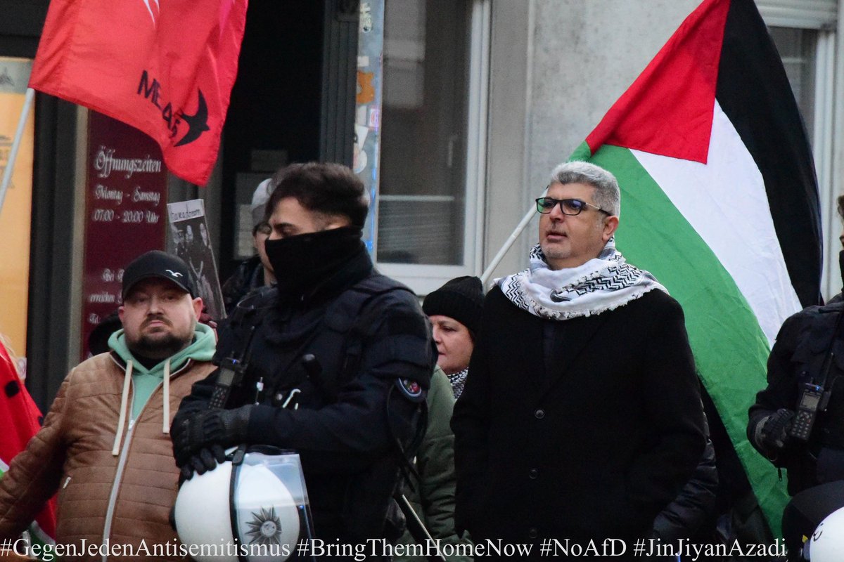 KoeAntifa161's tweet photo. Organisiert von #WaelJaber & der #Hamas nahen antisemitischen #BDS Tarnorganisation #PalästinischeGemeindeDeutschland.
Mit dabei die #Nazi Unterstützerin #Helma, #JonasSchmidt, die antisemitische #BirteDoepke & der wegen #Volksverhetzung verurteilte Straftäter #SebastianSebosch https://t.co/XWlj89e9xB