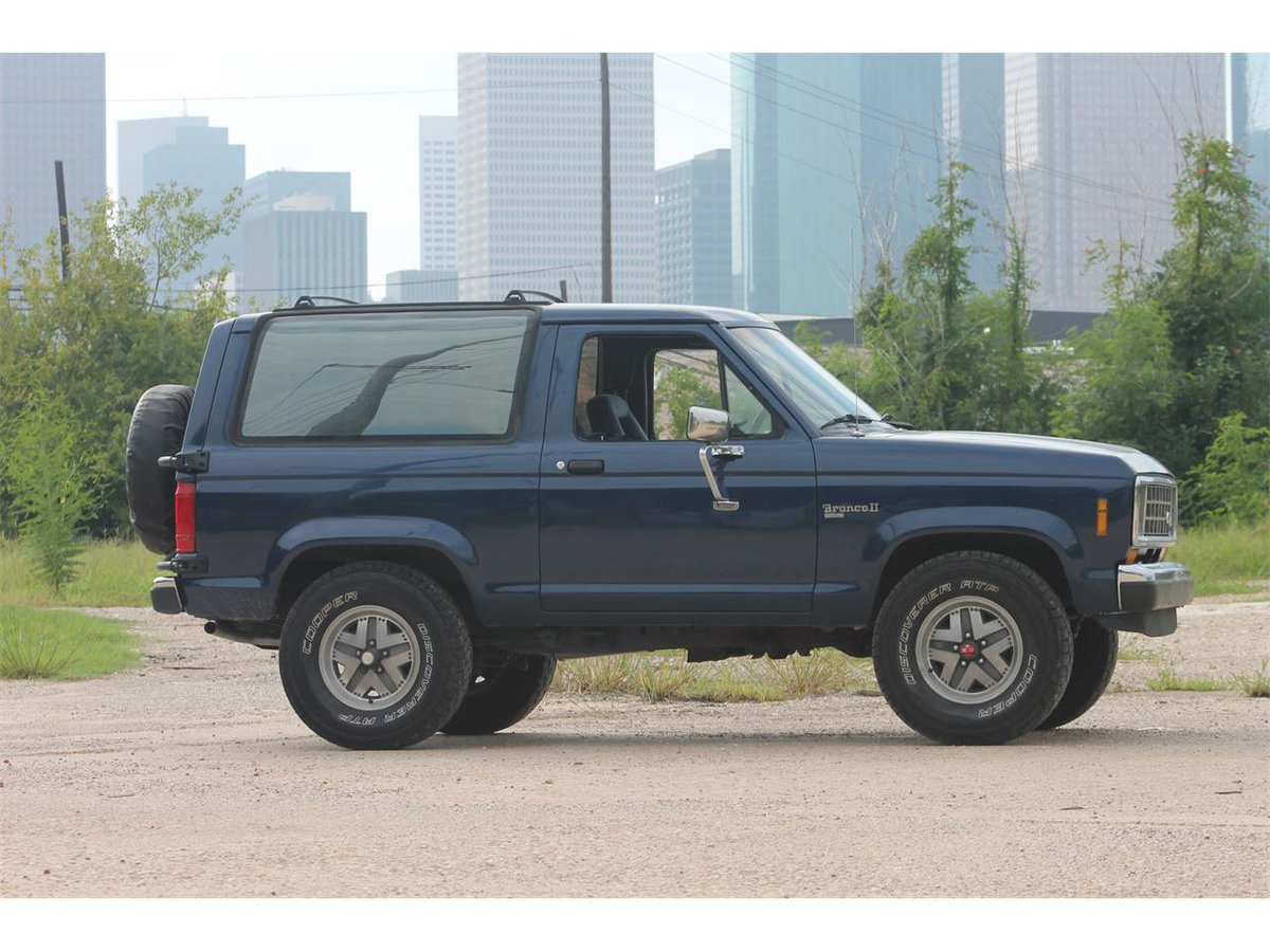 _JHenry_'s tweet photo. @ZackShutt 88 Bronco 2 but it was resprayed a navy blue with metal flake. https://t.co/yjf9UGp6I2