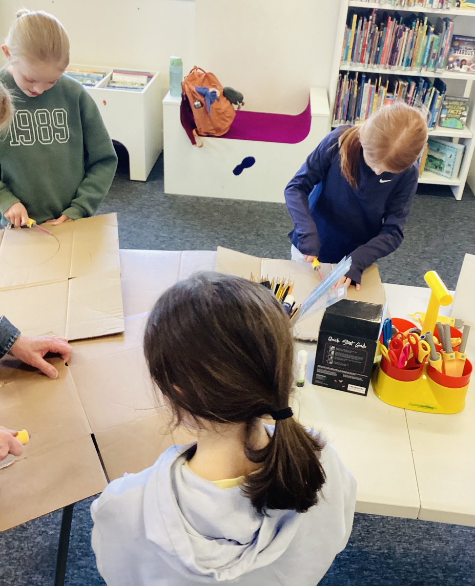 InverclydeLibs's tweet photo. ๐ฃ๐ทLook at the fantastic Spring Creations that our lovely families made at our Make-do session at Greenock Central Library this afternoon . Fun had by all. ๐ฃ๐ท#HolidayFunWithInverclydeLibraries #LoveLibraries https://t.co/rEmLQg5cTP
