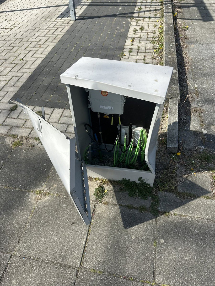 TimoDeFrys's tweet photo. @ZiggoWebcare getracht via https://t.co/i3Rq8GIBIr een melding te maken van behoorlijke schade aan een “wijk” kast. Zie foto’s - niet gelukt, graag actie. https://t.co/VCQof70Zrb