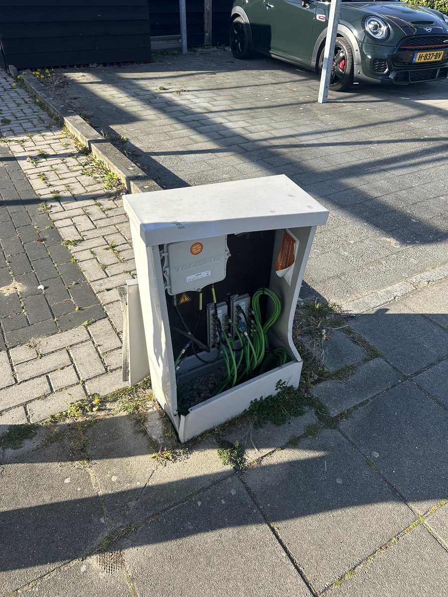 TimoDeFrys's tweet photo. @ZiggoWebcare getracht via https://t.co/i3Rq8GIBIr een melding te maken van behoorlijke schade aan een “wijk” kast. Zie foto’s - niet gelukt, graag actie. https://t.co/VCQof70Zrb