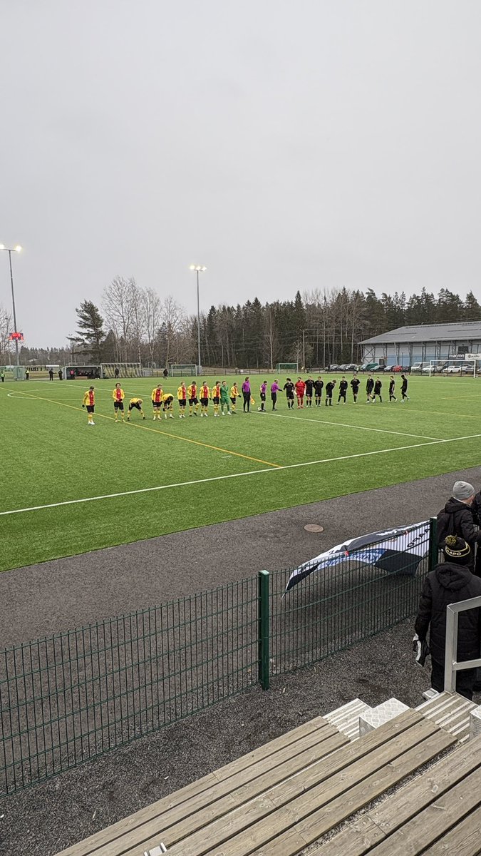 jkakonen's tweet photo. Lumimyräkkä alkamassa. Kolmosen avauskierroksella E18-derby mallia #KaaPo vs #vg62 #KolmonenLänsi 

Pohdin pitkään, tulenko vai enkö, mutta täällä ollaan prkl. Vaatteita päällä enemmän kuin koskaan. https://t.co/nGuar5Aac9