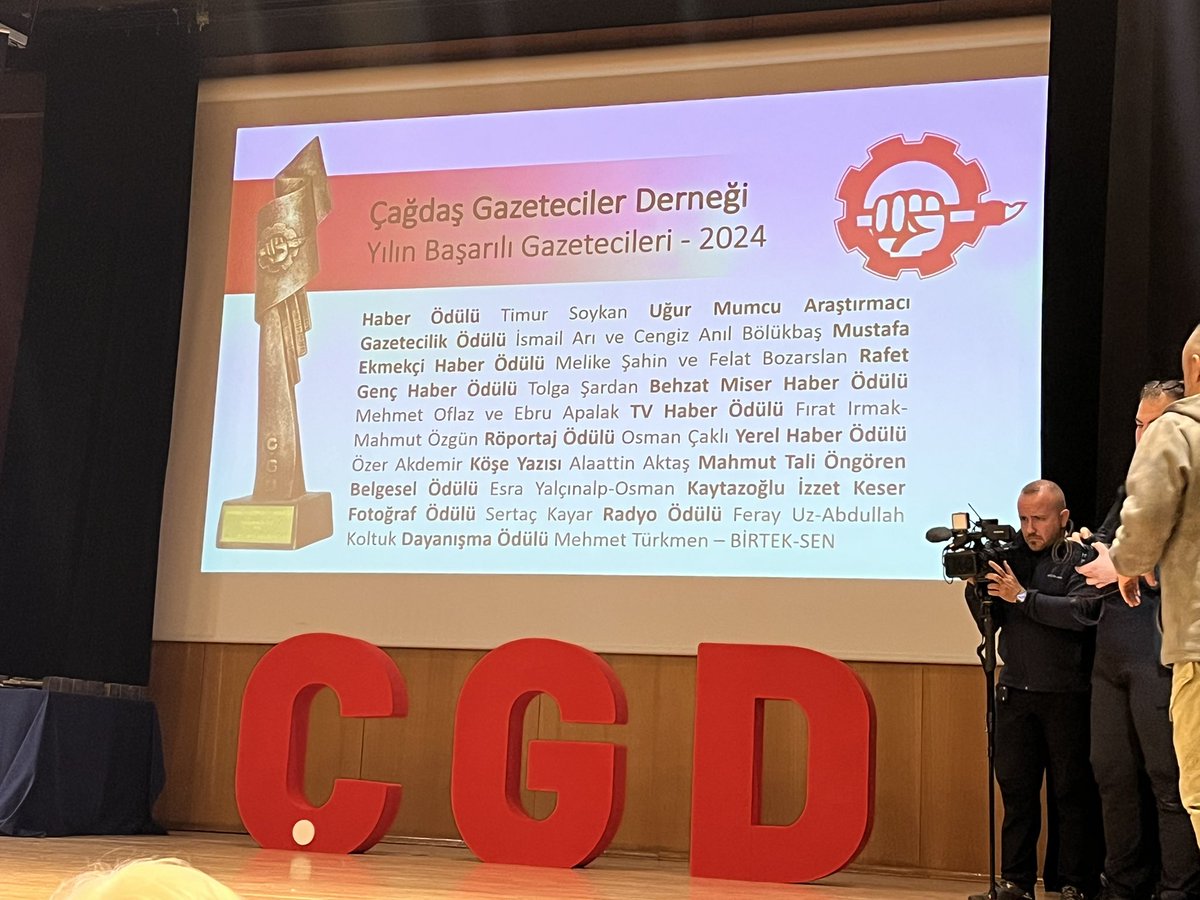 alicanuludagg's tweet photo. Ankara’da Çağdaş Gazeteciler Derneği’nin ödül töreni var. Timur Soykan haber ödülü alacaktı. Ancak şuanda Çağlayan Adliyesi’nde tutuklanma talebiyle sulh cezada bekliyor. Ülkede gazeteciliğin ve gazetecilerin hali bu… https://t.co/EBRVaIZi8F