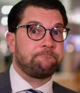 Vad har han gjort? I princip inte ett skit.
● Aldrig haft ett vanligt jobb.
● inte gjort lumpen.
● En politisk broiler i kubik.
● Gick tidigt med i ett parti grundat av nazister.