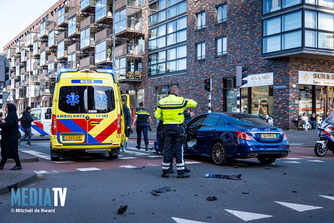 Auto's botsen op kruising in Rotterdam, bestuurder aangehouden