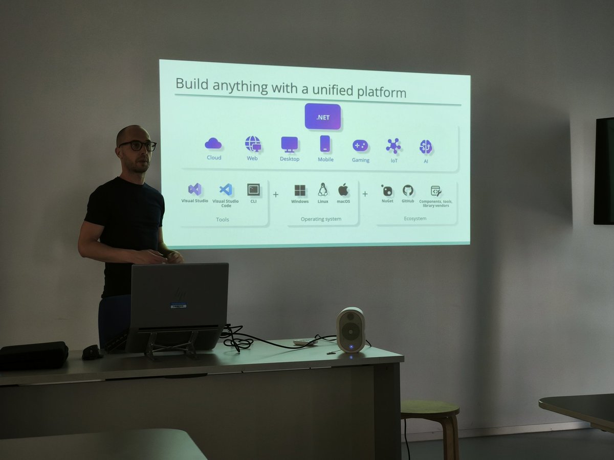 dotnetters's tweet image. Ya estamos aprendiendo cosicas sobre #dotnet #aspire con @jvela