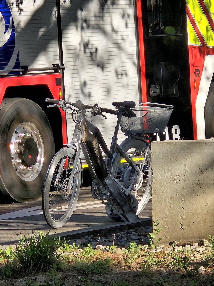 Laetitia Block (@blocklaetitia) on Twitter photo Nicht zu unterschätzendes Problem bei der ganzen e-Mobilität: Wenn der Akku Feuer fängt. Nicht zu unterschätzendes Problem bei der ganzen e-Mobilität: Wenn der Akku Feuer fängt.