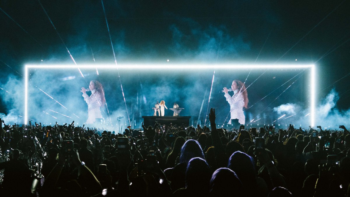 notchvfx's tweet photo. "Notch gave us a lot of flexibility across the board, with 2D, 3D, and filters that allowed us to build a truly cinematic show. Our feed is now full of videos showing stadiums packed with people loving every second of it. It’s really gratifying to see that kind of response from fans," says Harold Sherr, Notch Designer at @BlinkIncLA, about their work for @shakira.

https://t.co/aWEM2MNG4L

#madewithnotch