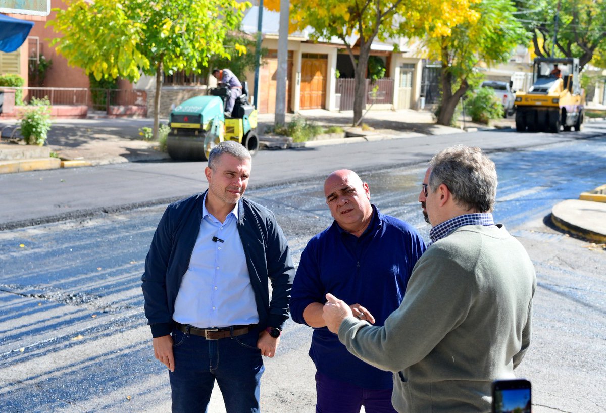 Comenzaron los trabajos de reencarpetado en calle Azul 👷🏼‍♂️

🚧 Esta obra, que va desde calle Sarmiento a Rawson, mejorará la circulación, aportará mayor seguridad y una infraestructura renovada.

#ObrasQueConectan