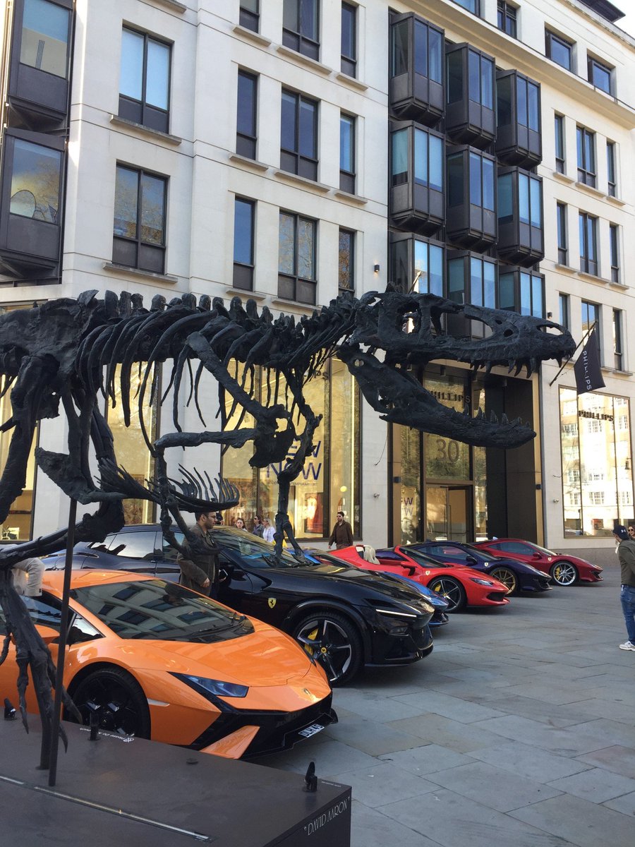 ZenosParadox3's tweet photo. A fossil beast and fossil fuelled beasts 🦖 🚘

#phillipsauctionhouse #berkeleysquare #mayfair #london https://t.co/PVqNw9ulgl